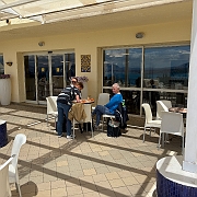 010 Aangekomen bij Citta de Mare met een welkomst drankje